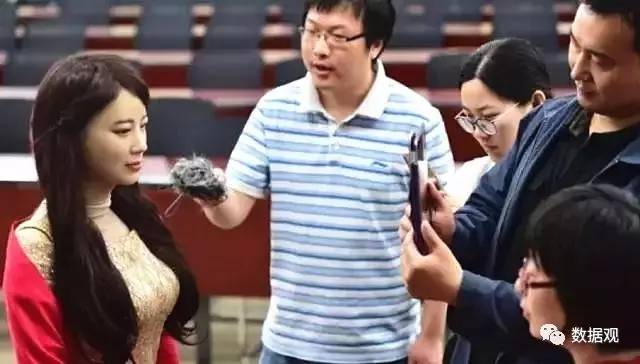 數(shù)博前沿丨機器人“佳佳”采訪美國科技大咖，臨場表現(xiàn)可打70分