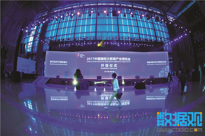 展館廣場上，一個會旋轉(zhuǎn)的“數(shù)博會”裝置