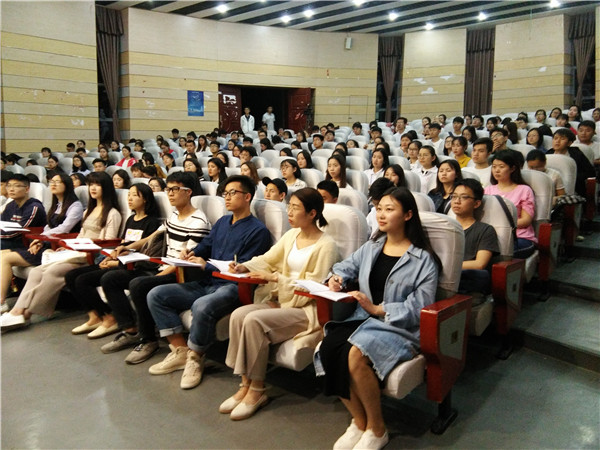 2018數(shù)博會志愿者積極“備戰(zhàn)” 每日一練大數(shù)據(jù)等知識