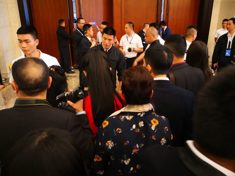 馬云亮相2018數(shù)博會(huì) “馬粉”排成長龍求一見