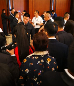 馬云亮相2018數(shù)博會(huì) “馬粉”排成長(zhǎng)龍求一見