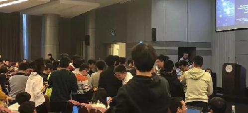 剛剛?cè)雸鼍捅磺迦A同學(xué)團(tuán)團(tuán)圍住簽名合照的Yoshua教授