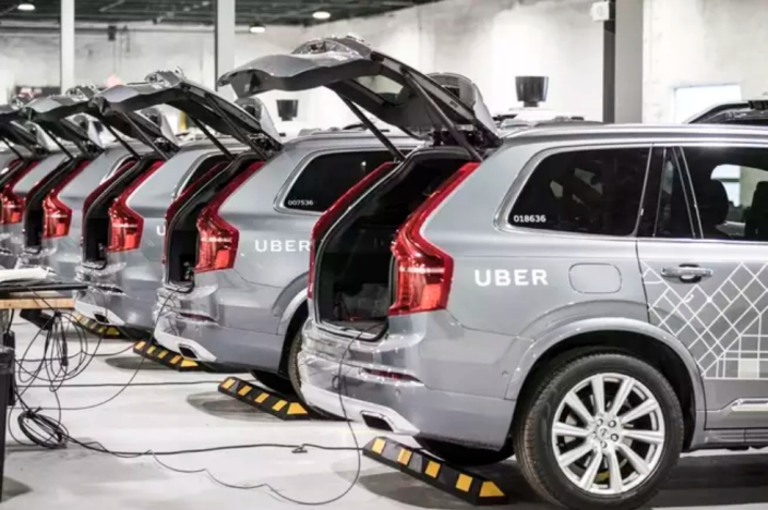 Volvos equipped with self-driving equipment from Uber. 配備優(yōu)步自動(dòng)駕駛設(shè)備的沃爾沃車(chē)系