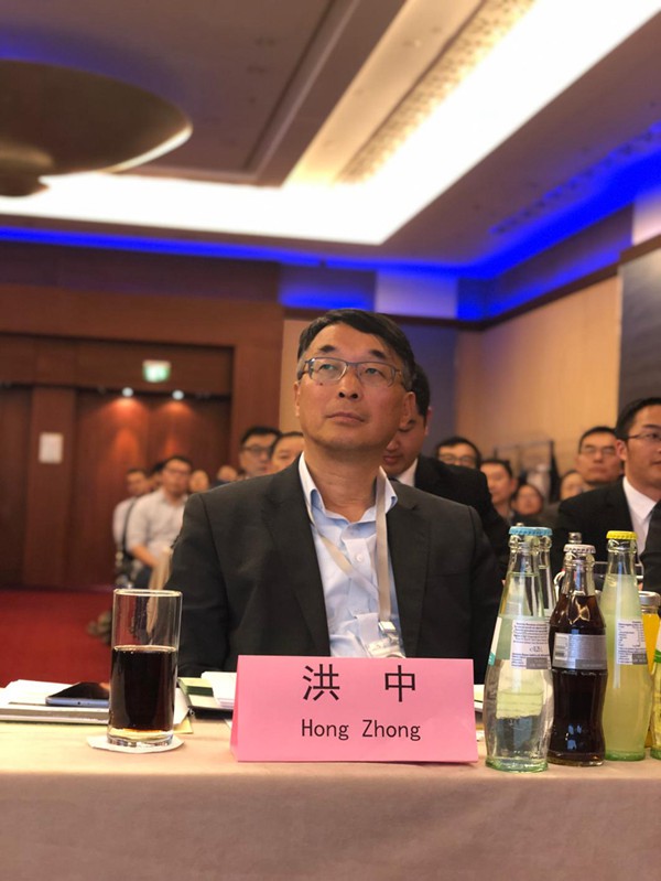 洪中博士正在聆聽參賽選手路演。