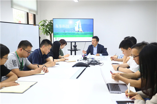 車車科技李超正在給員工開會并交流業(yè)務。