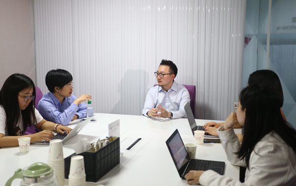 大姨媽柴可正在給員工開會并進行業(yè)務交流。