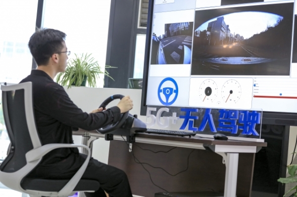 記者體驗5G無人駕駛。
