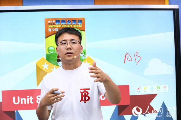 員工正在進(jìn)行遠(yuǎn)程課堂教學(xué)的講解。（鄭雄增 攝）
