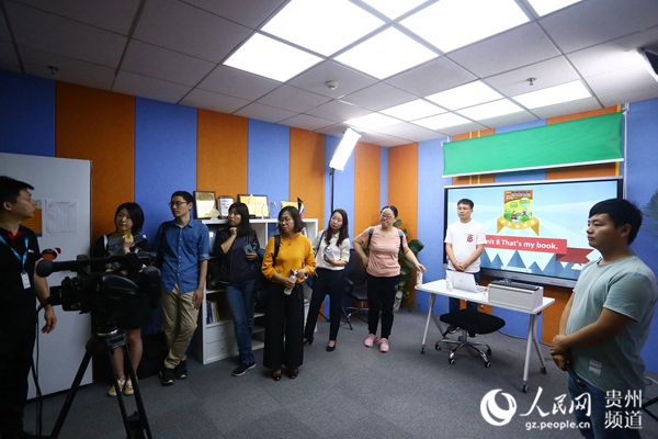 遠(yuǎn)程上課教室老師端的展示。圖為員工正在進(jìn)行遠(yuǎn)程課堂教學(xué)的講解。（鄭雄增 攝）