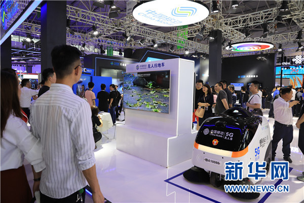 5月26日，觀眾在數(shù)博會中國移動展臺參觀5G無人駕駛清掃車。盧志佳 攝