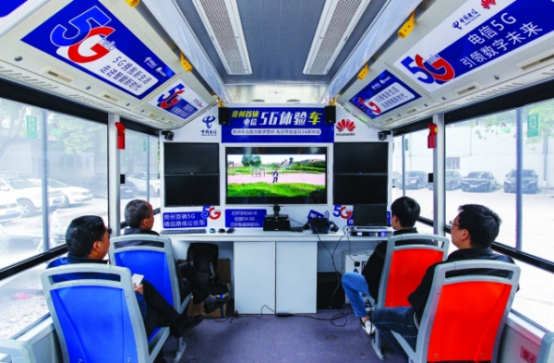 工作人員在5G公交體驗(yàn)車上使用高清顯示屏展示4K影像。