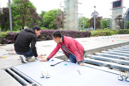 工人在數(shù)字公園一期鋪設(shè)地屏電線