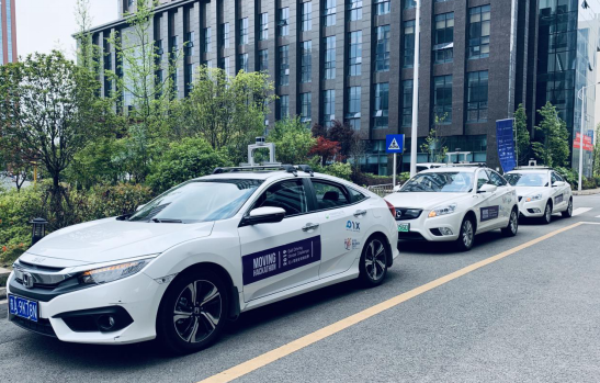 三臺無人駕駛車啟動